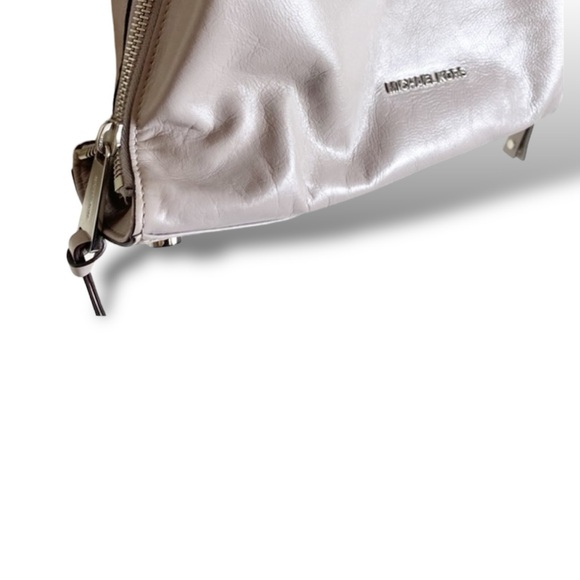 Michael Kors Grey Leather Handbag. - Picture 10 of 11